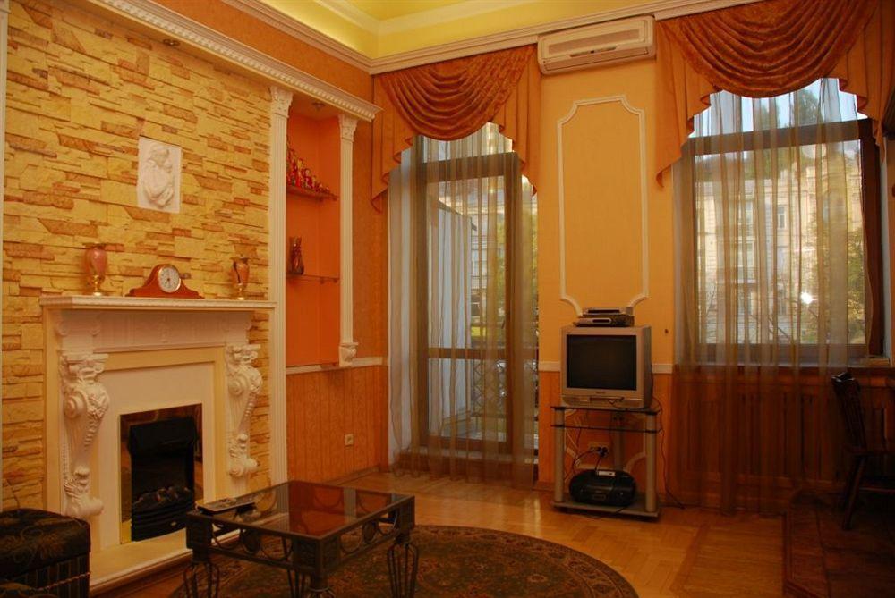 Pecherskie Lipki Hotel Kiev Buitenkant foto
