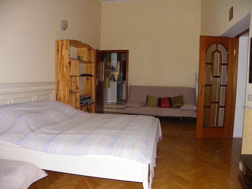 Pecherskie Lipki Hotel Kiev Buitenkant foto